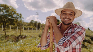 Produtor de fruta de clima frio no pomar